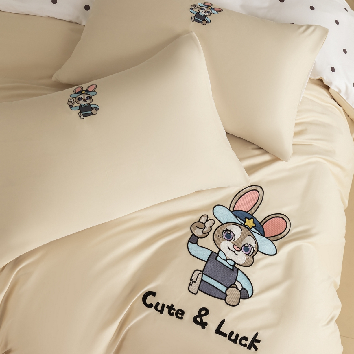 91家纺网 家纺一手货源 找家纺 慕尚家纺 2026春夏新款全棉纯棉50s贡缎绣花四件套 兔警官米咖