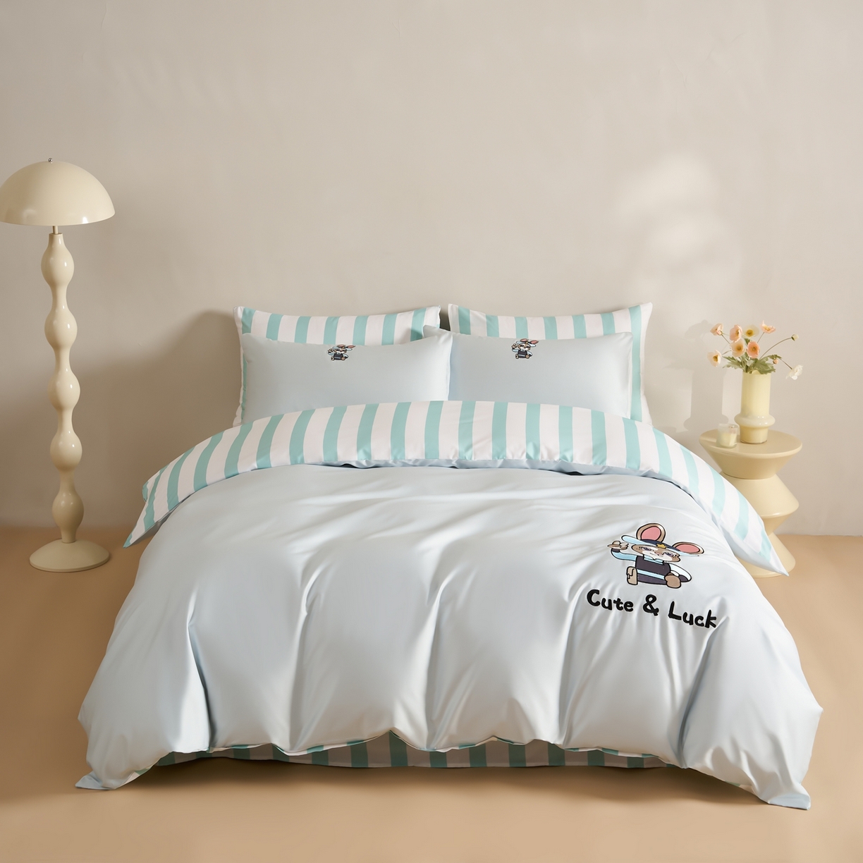 91家纺网 家纺一手货源 找家纺 慕尚家纺 2026春夏新款全棉纯棉50s贡缎绣花四件套 兔警官蓝