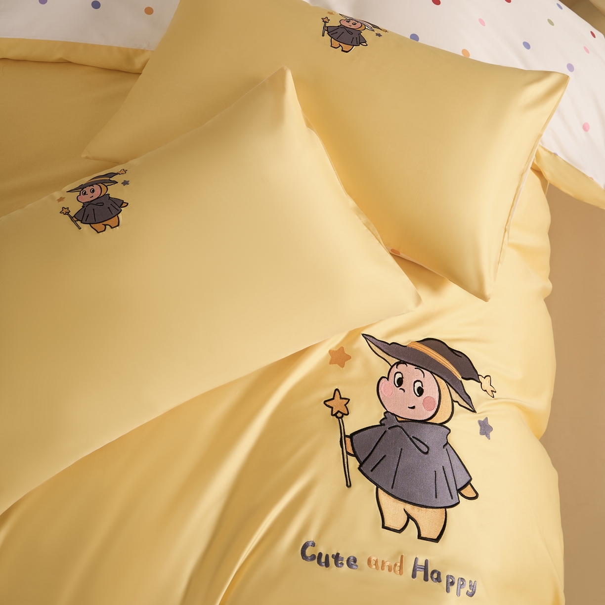 91家纺网 家纺一手货源 找家纺 慕尚家纺 2026春夏新款全棉纯棉50s贡缎绣花四件套 帽子星人黄