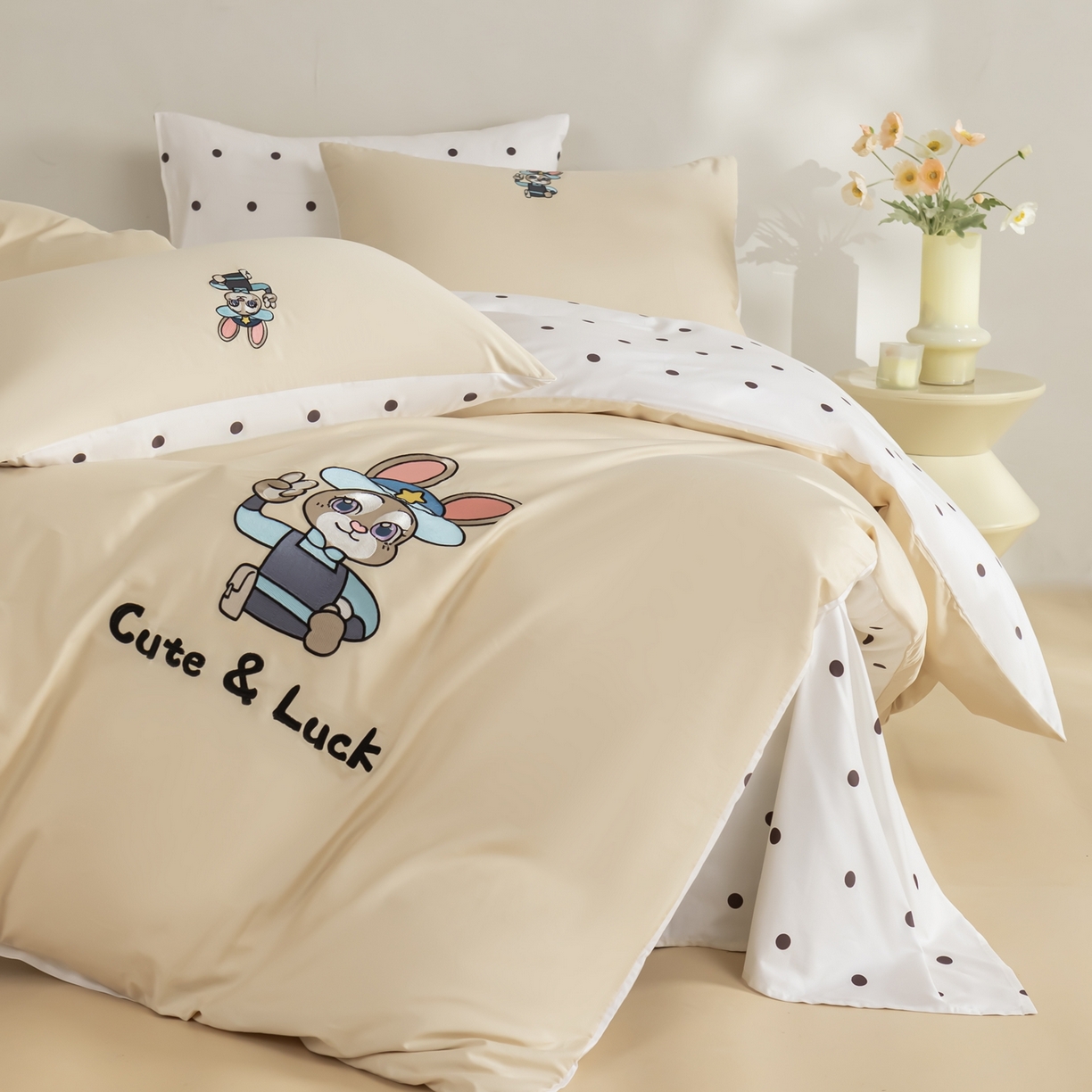 91家纺网 家纺一手货源 找家纺 慕尚家纺 2026春夏新款全棉纯棉50s贡缎绣花四件套 兔警官米咖