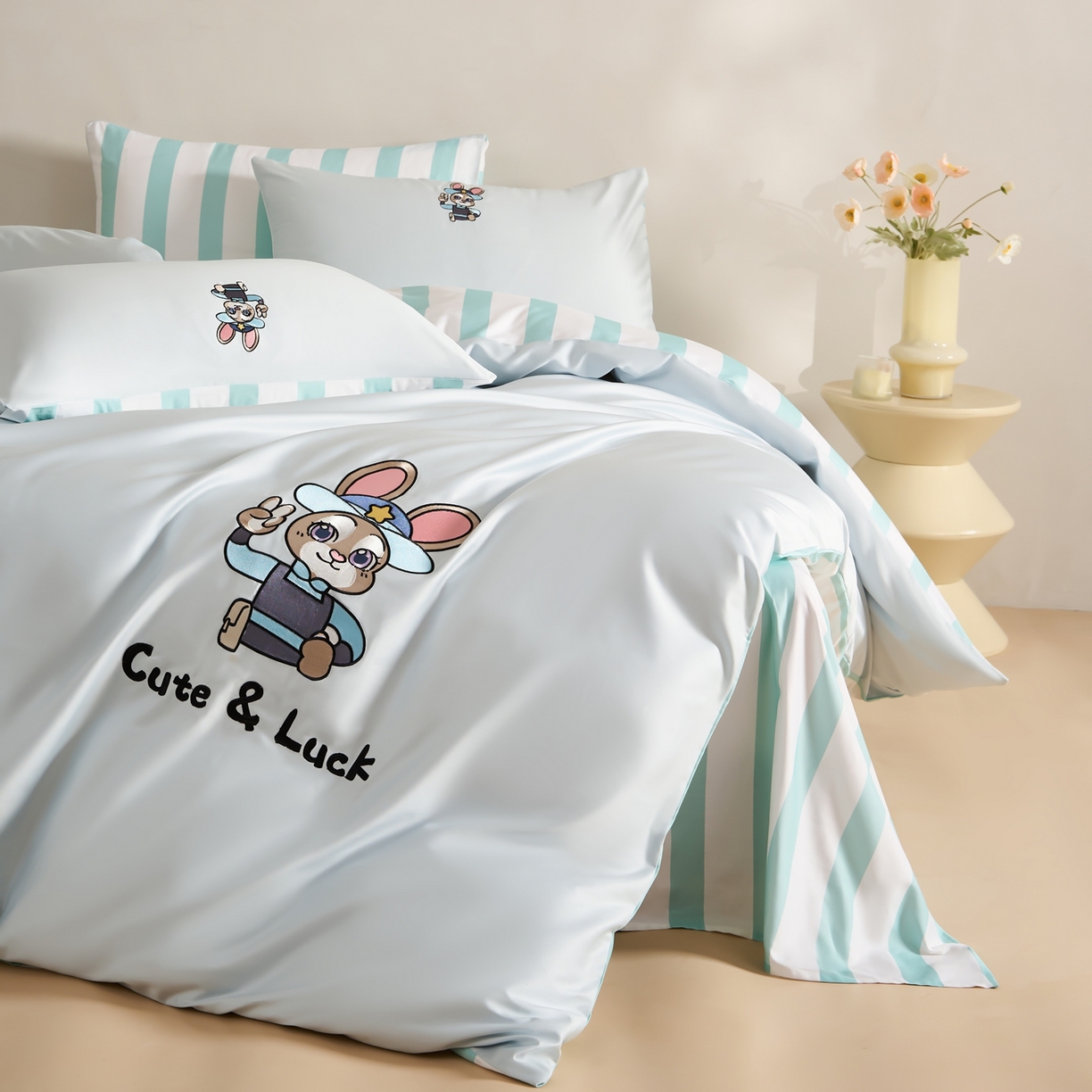 91家纺网 家纺一手货源 找家纺 慕尚家纺 2026春夏新款全棉纯棉50s贡缎绣花四件套 兔警官蓝