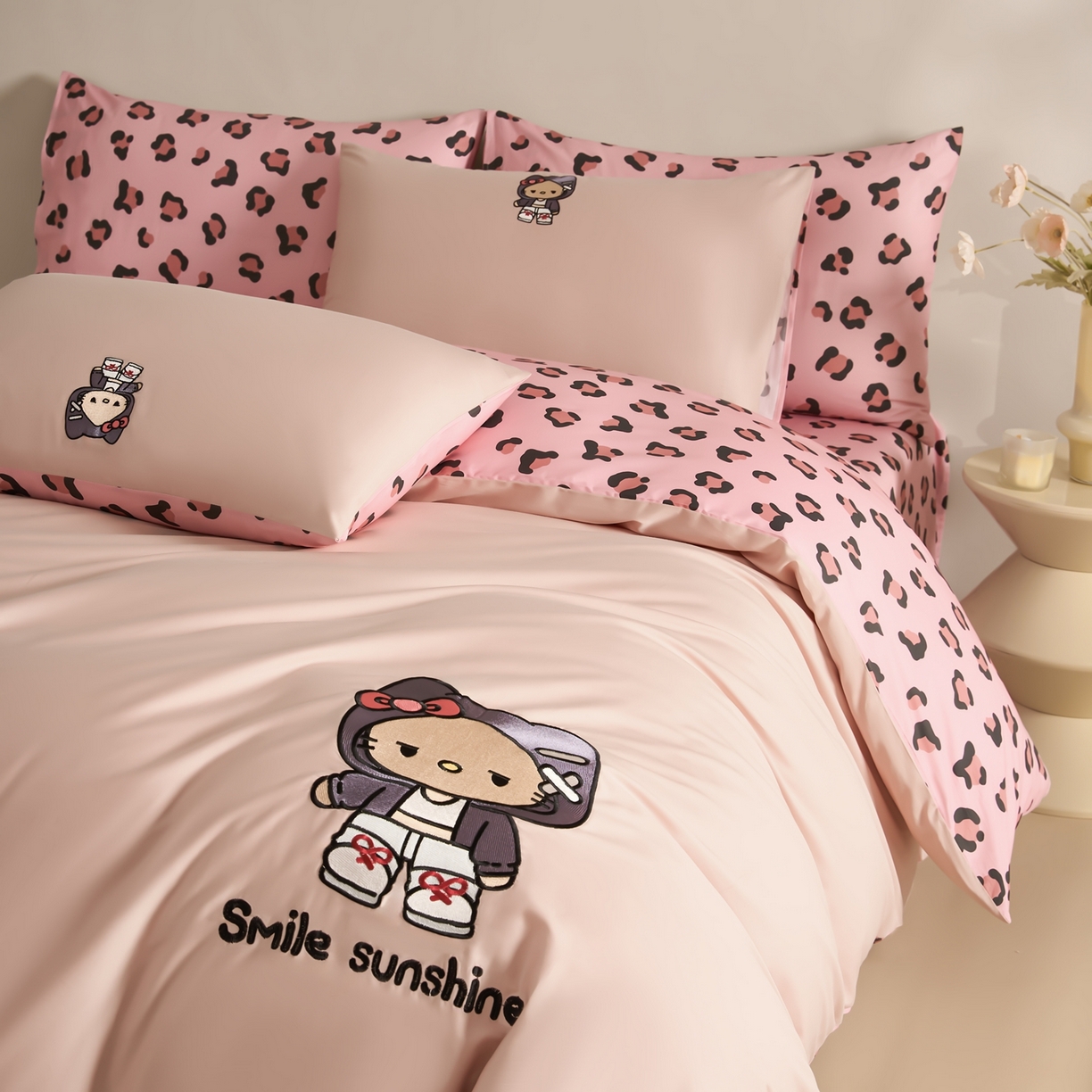 91家纺网 家纺一手货源 找家纺 慕尚家纺 2026春夏新款全棉纯棉50s贡缎绣花四件套 小喵粉豹纹