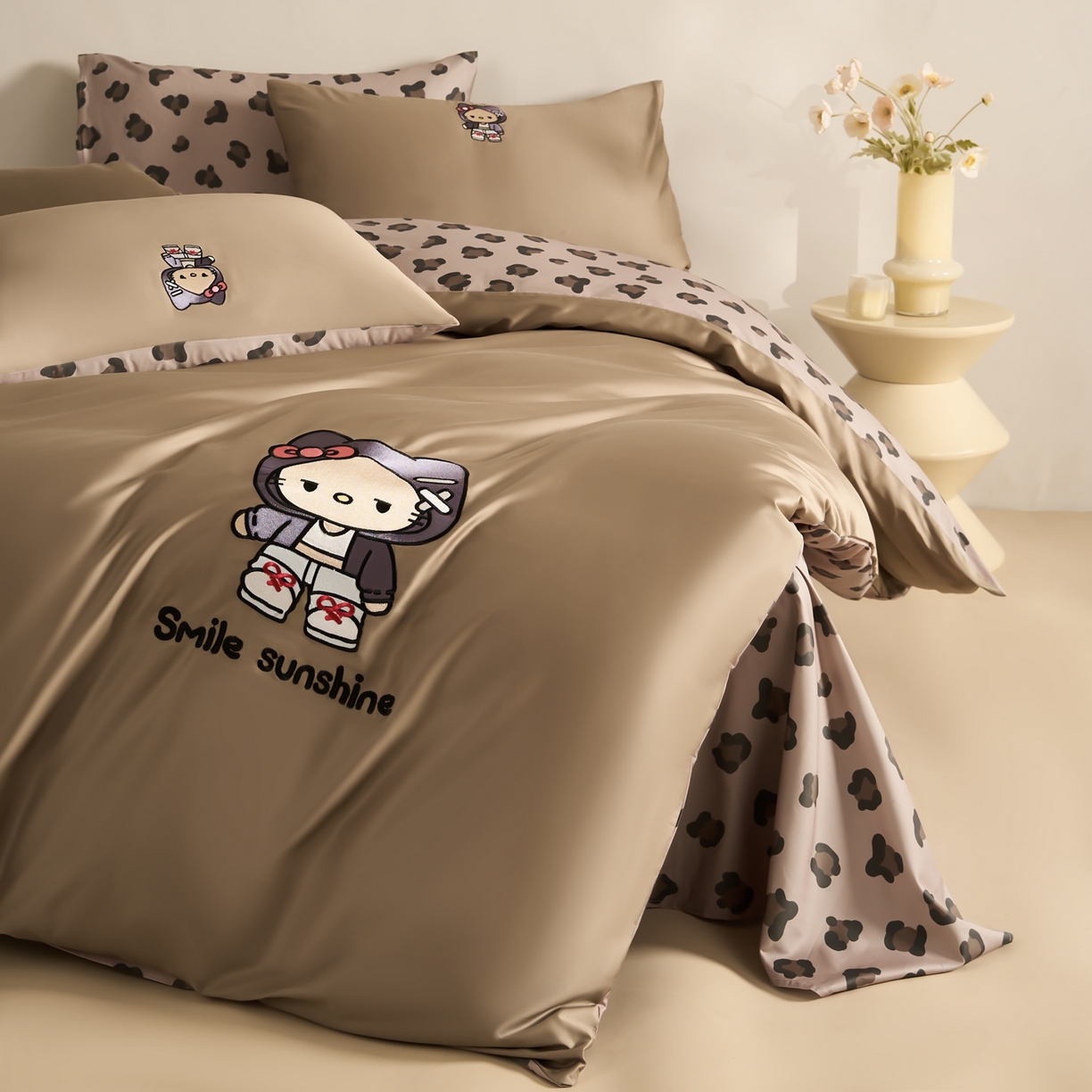 91家纺网 家纺一手货源 找家纺 慕尚家纺 2026春夏新款全棉纯棉50s贡缎绣花四件套 小喵咖豹纹