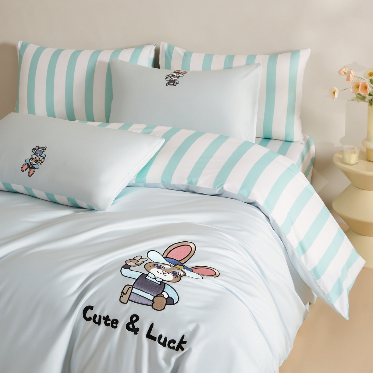 91家纺网 家纺一手货源 找家纺 慕尚家纺 2026春夏新款全棉纯棉50s贡缎绣花四件套 兔警官蓝