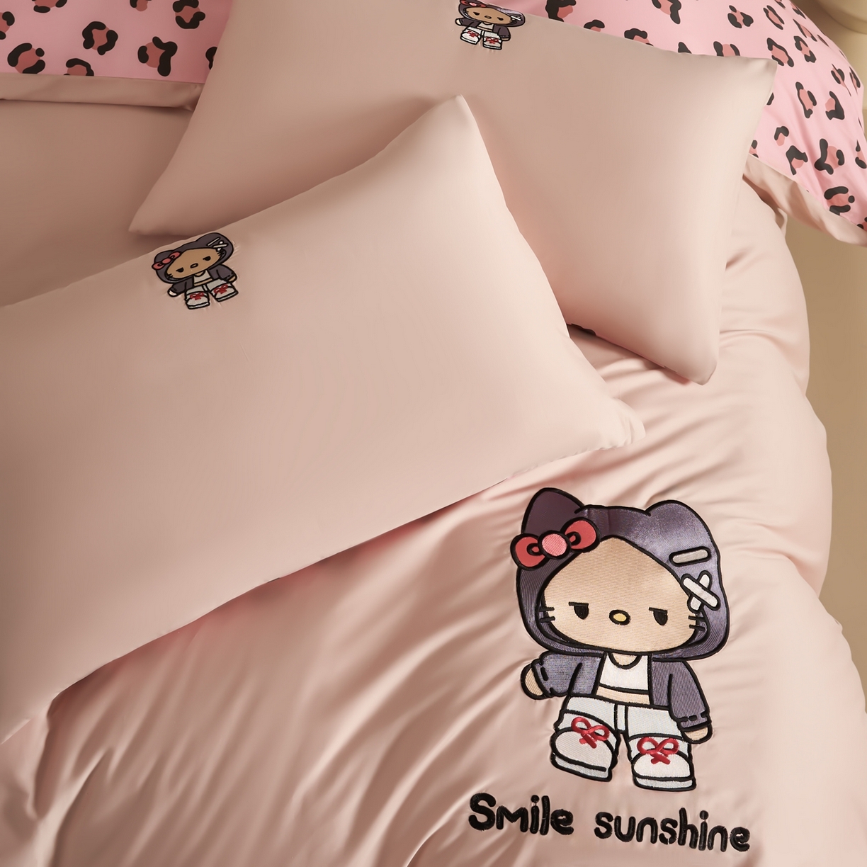 91家纺网 家纺一手货源 找家纺 慕尚家纺 2026春夏新款全棉纯棉50s贡缎绣花四件套 小喵粉豹纹