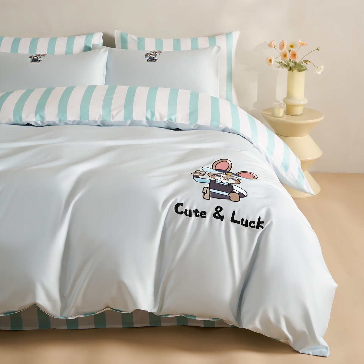 91家纺网 家纺一手货源 找家纺 慕尚家纺 2026春夏新款全棉纯棉50s贡缎绣花四件套 兔警官蓝