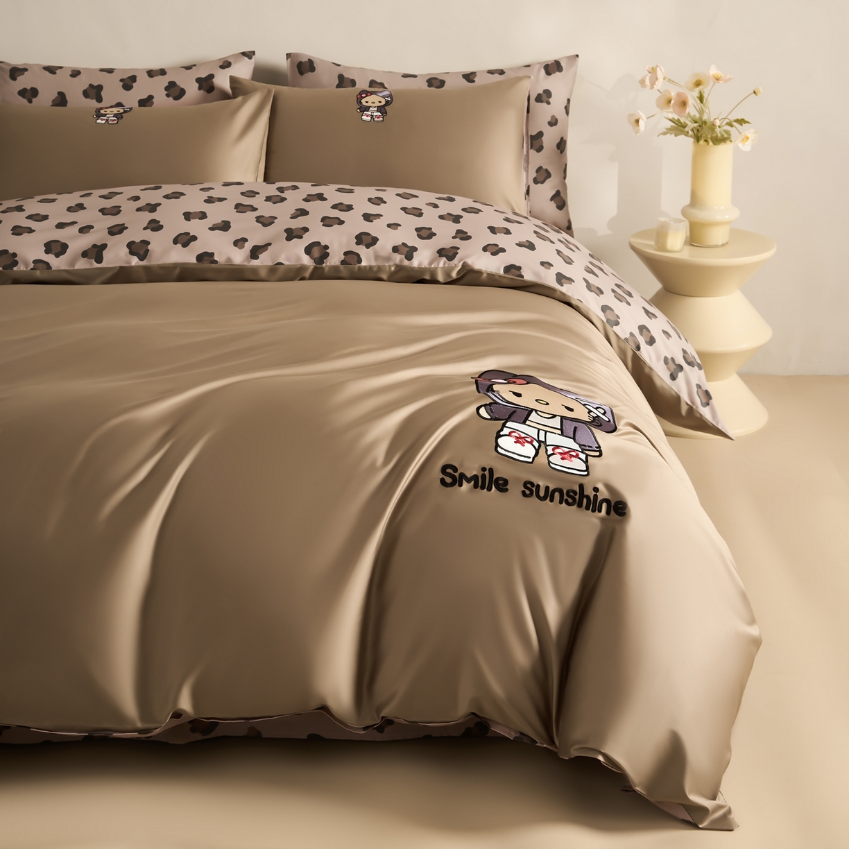 91家纺网 家纺一手货源 找家纺 慕尚家纺 2026春夏新款全棉纯棉50s贡缎绣花四件套 小喵咖豹纹