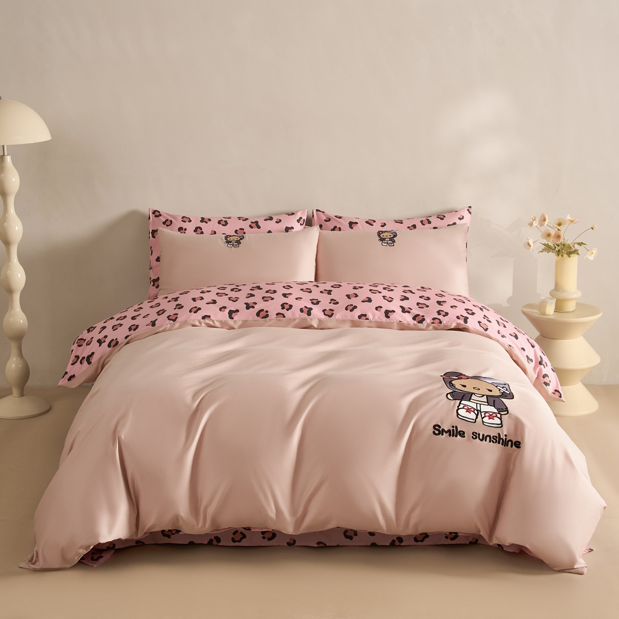 91家纺网 家纺一手货源 找家纺 慕尚家纺 2026春夏新款全棉纯棉50s贡缎绣花四件套 小喵粉豹纹