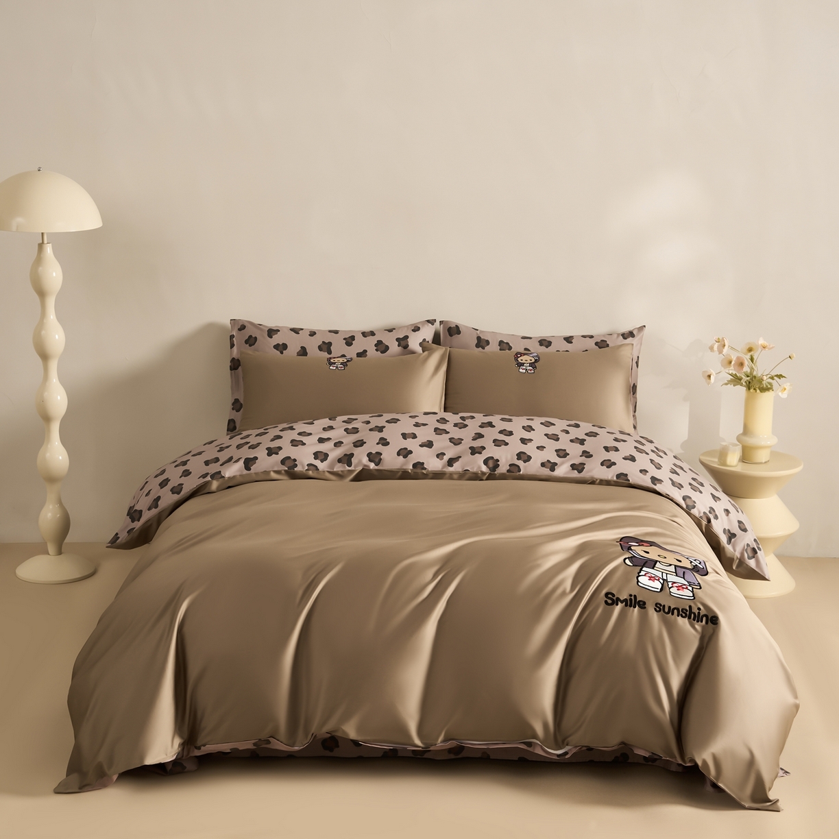 91家纺网 家纺一手货源 找家纺 慕尚家纺 2026春夏新款全棉纯棉50s贡缎绣花四件套 小喵咖豹纹