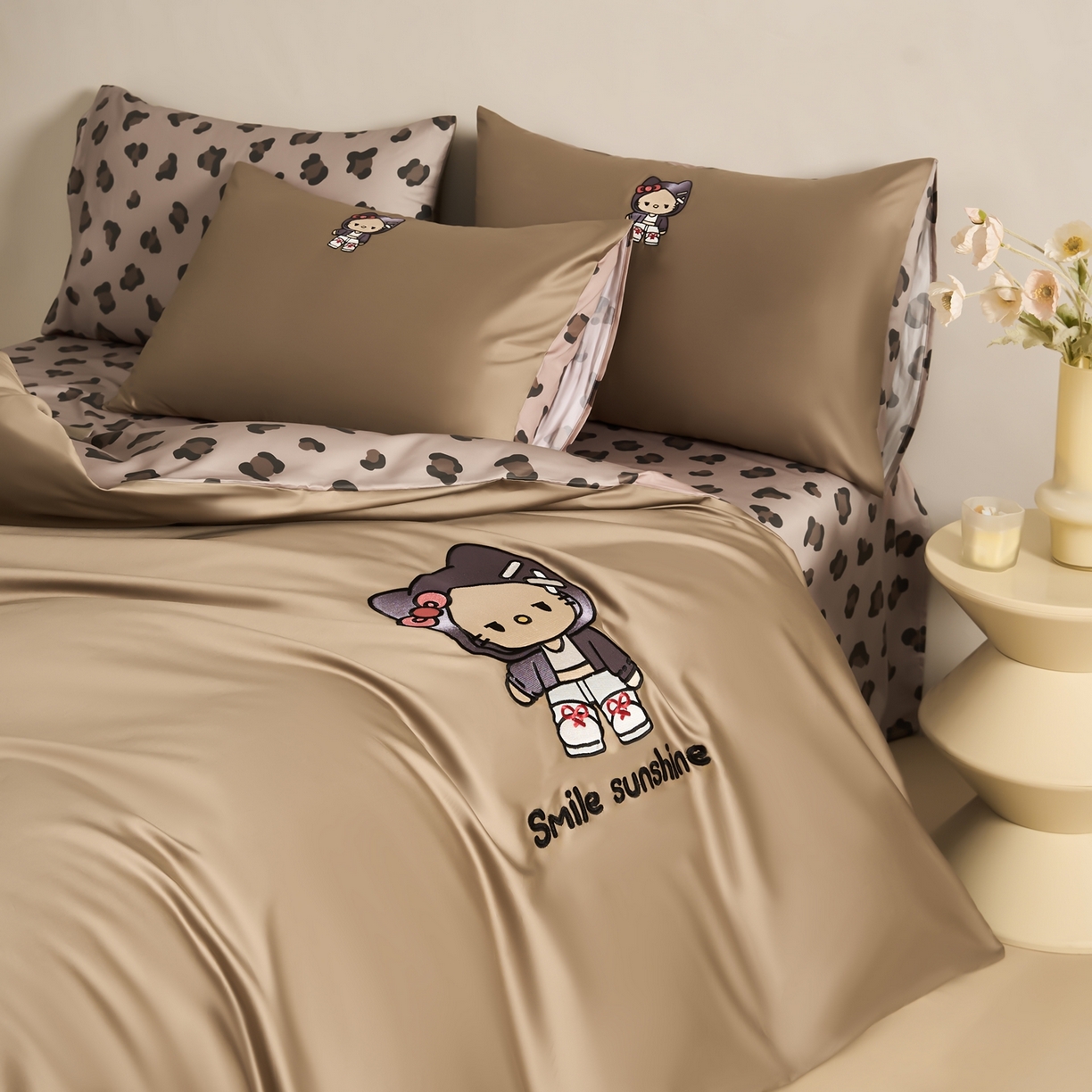 91家纺网 家纺一手货源 找家纺 慕尚家纺 2026春夏新款全棉纯棉50s贡缎绣花四件套 小喵咖豹纹