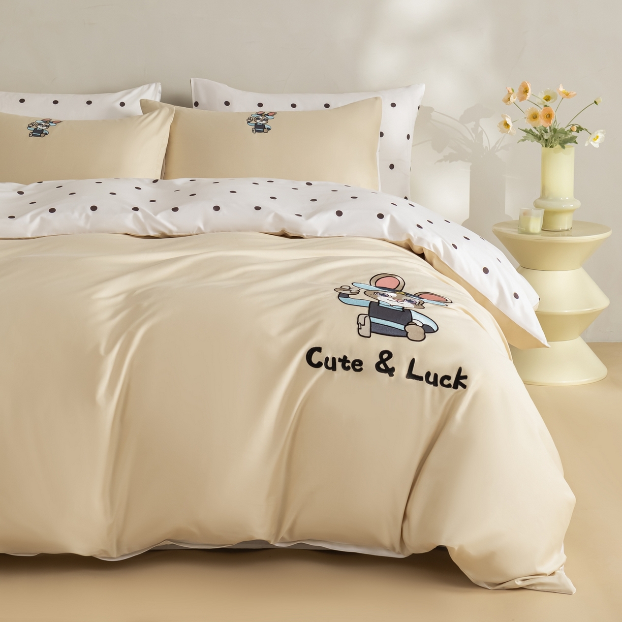 91家纺网 家纺一手货源 找家纺 慕尚家纺 2026春夏新款全棉纯棉50s贡缎绣花四件套 兔警官米咖