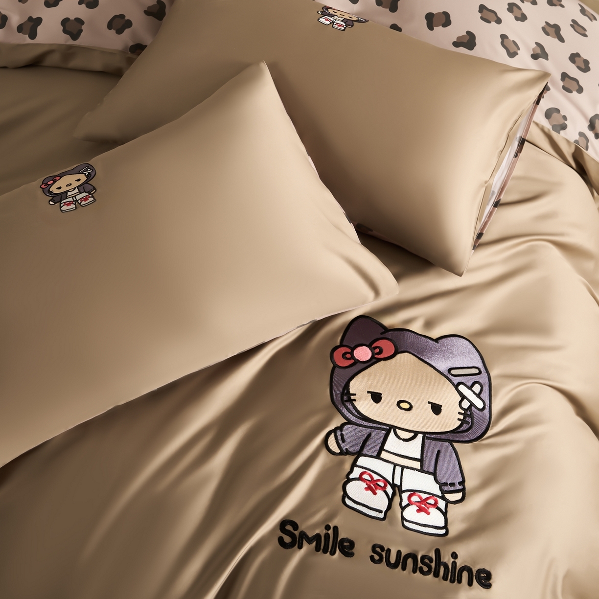 91家纺网 家纺一手货源 找家纺 慕尚家纺 2026春夏新款全棉纯棉50s贡缎绣花四件套 小喵咖豹纹