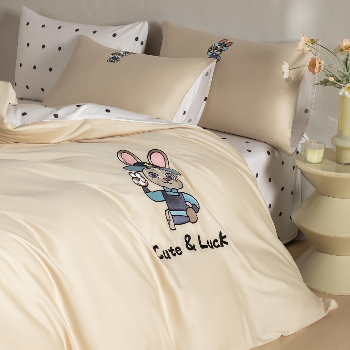 91家纺网 家纺一手货源 找家纺 慕尚家纺 2026春夏新款全棉纯棉50s贡缎绣花四件套 兔警官米咖