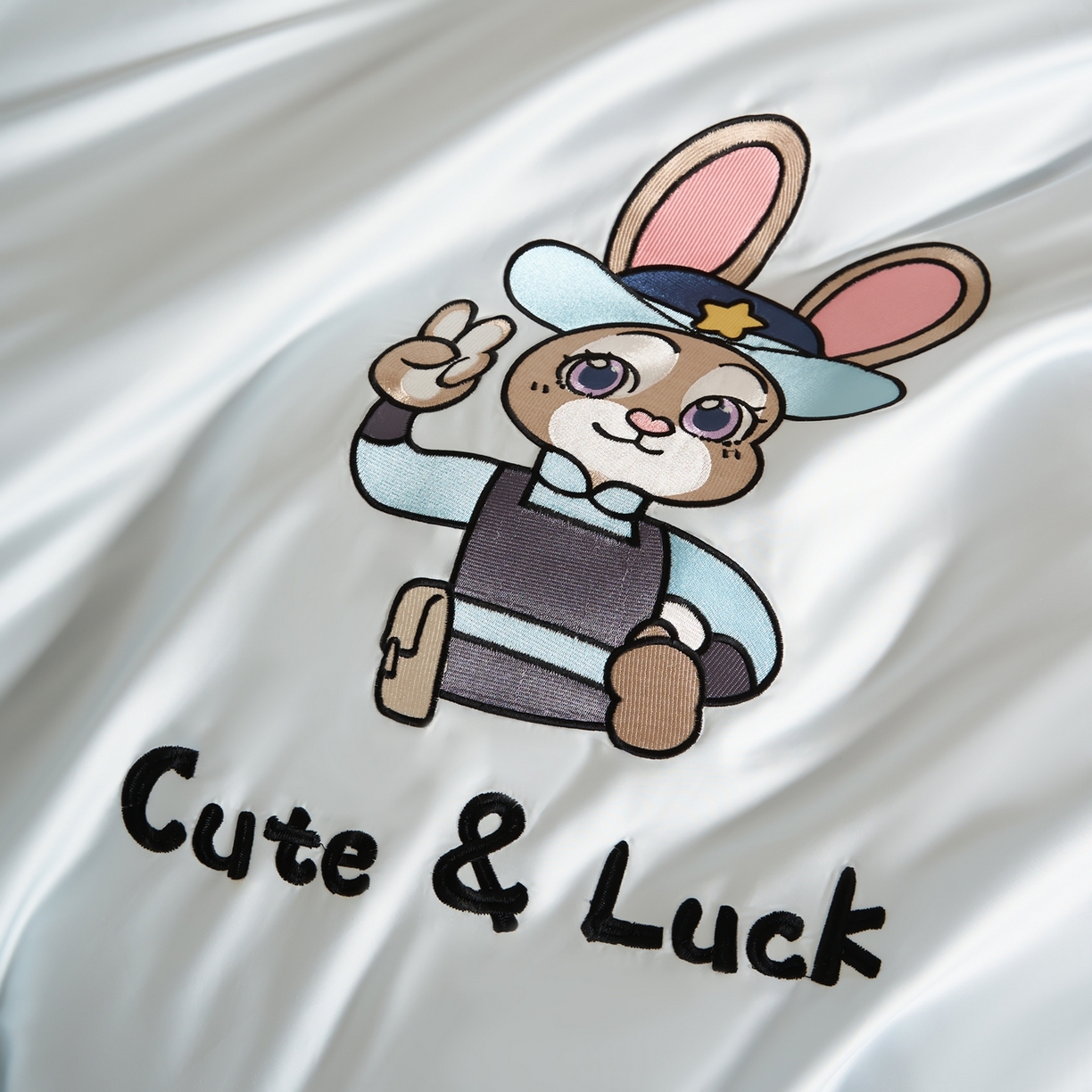 91家纺网 家纺一手货源 找家纺 慕尚家纺 2026春夏新款全棉纯棉50s贡缎绣花四件套 兔警官蓝