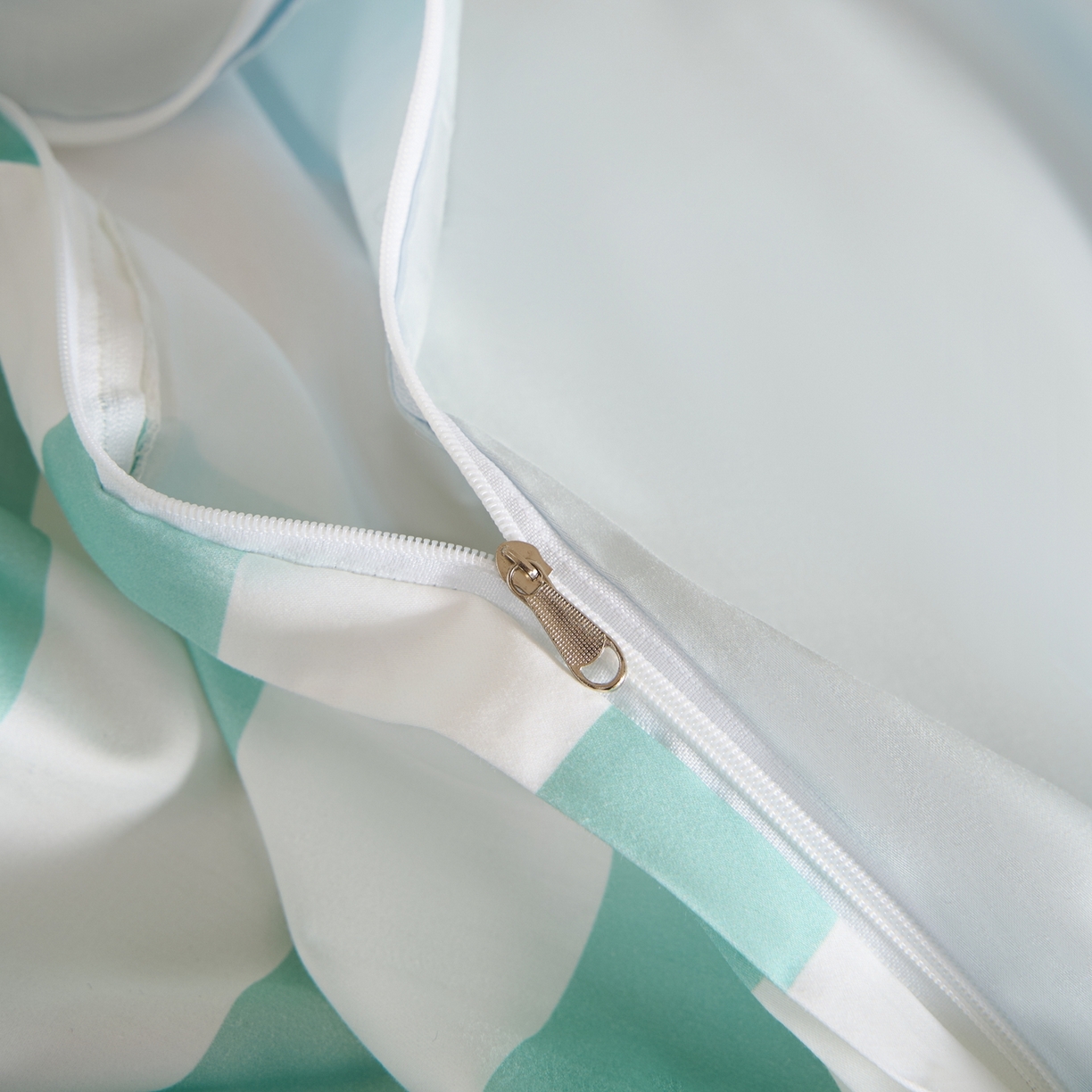 91家纺网 家纺一手货源 找家纺 慕尚家纺 2026春夏新款全棉纯棉50s贡缎绣花四件套 兔警官蓝