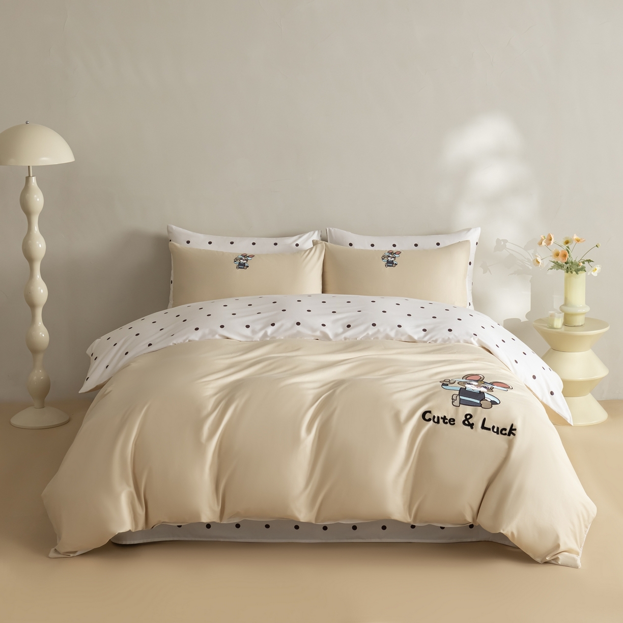 91家纺网 家纺一手货源 找家纺 慕尚家纺 2026春夏新款全棉纯棉50s贡缎绣花四件套 兔警官米咖