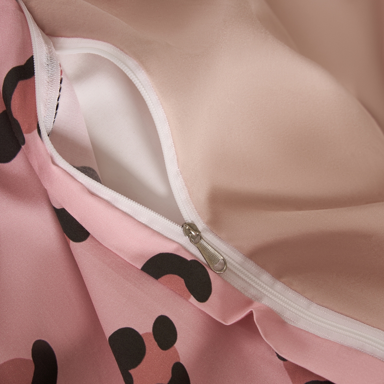 91家纺网 家纺一手货源 找家纺 慕尚家纺 2026春夏新款全棉纯棉50s贡缎绣花四件套 小喵粉豹纹