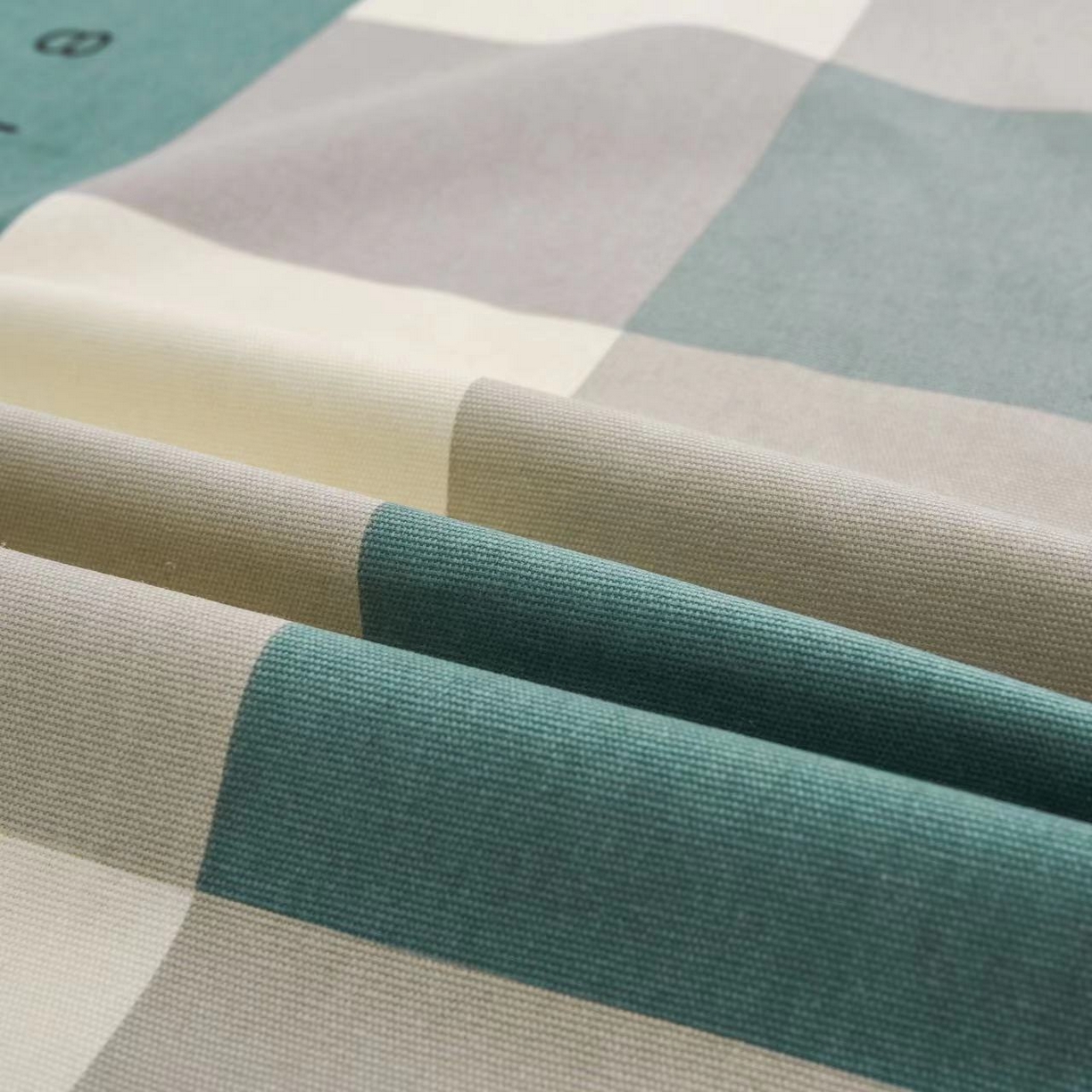 91家纺网 家纺一手货源 找家纺 仟网汇 2026新款老粗布蕾丝花边凉席席子三件套（无纺布手提包装） 绿格字母