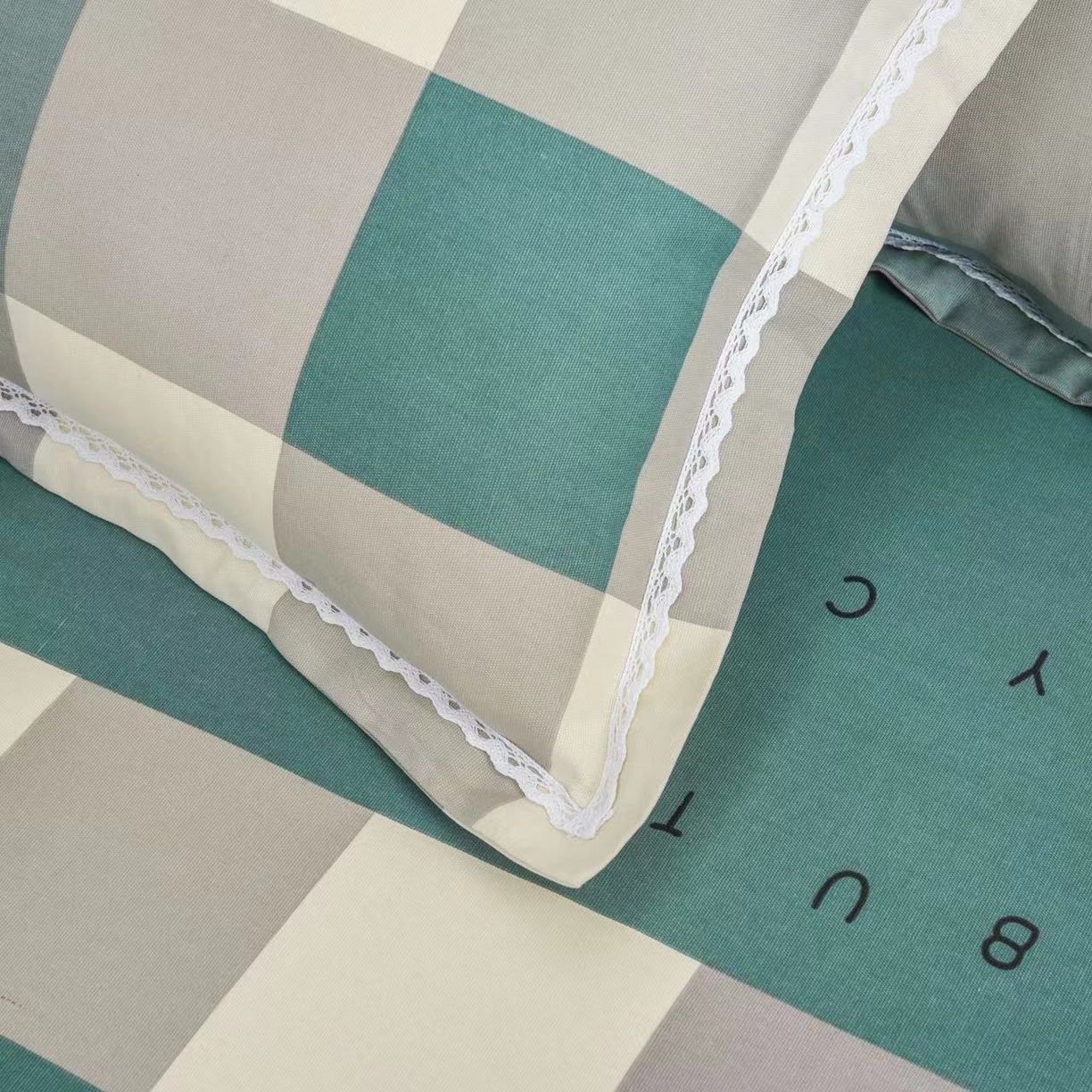 91家纺网 家纺一手货源 找家纺 仟网汇 2026新款老粗布蕾丝花边凉席席子三件套（无纺布手提包装） 绿格字母