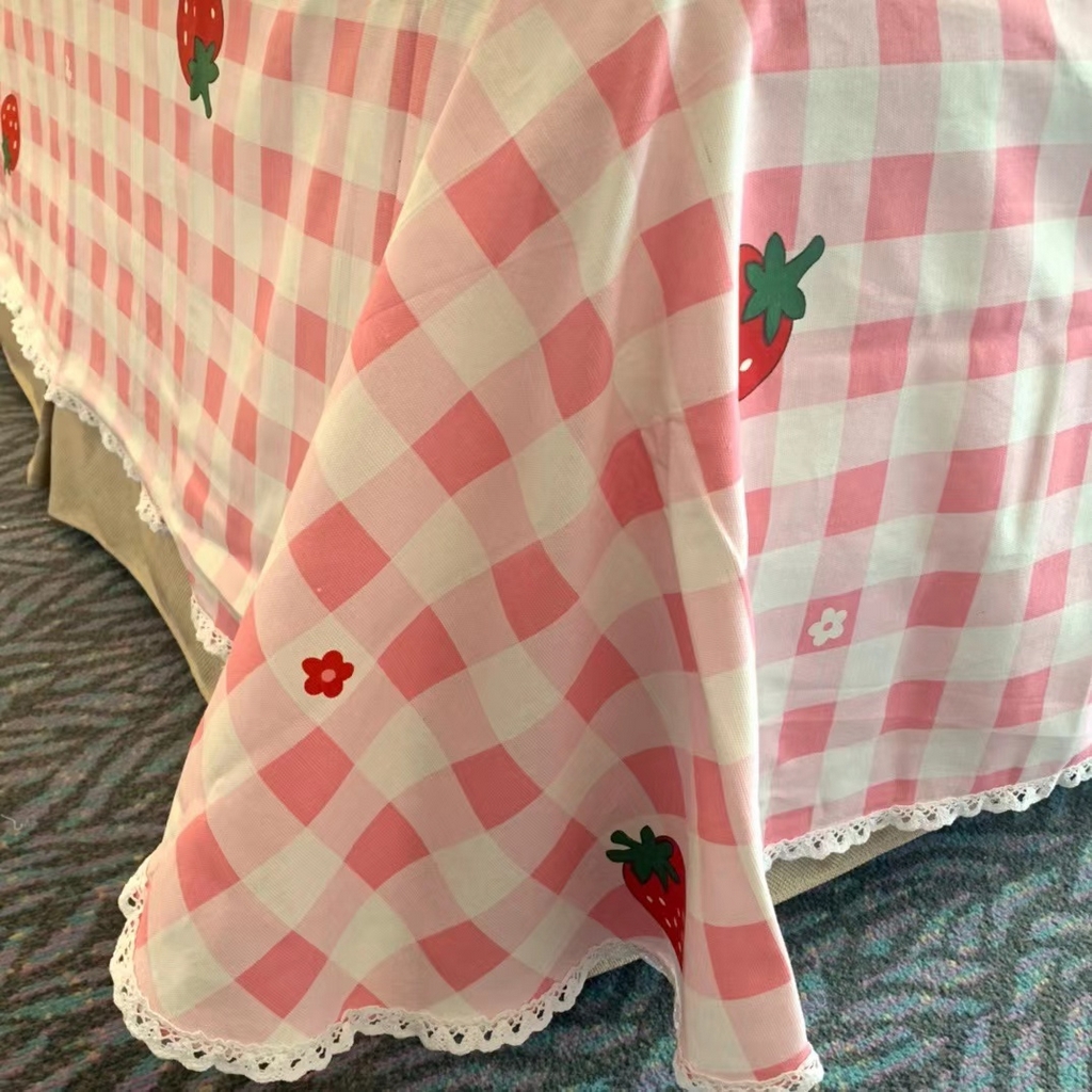 91家纺网 家纺一手货源 找家纺 仟网汇 2026新款老粗布蕾丝花边凉席席子三件套（无纺布手提包装） 草莓粉格