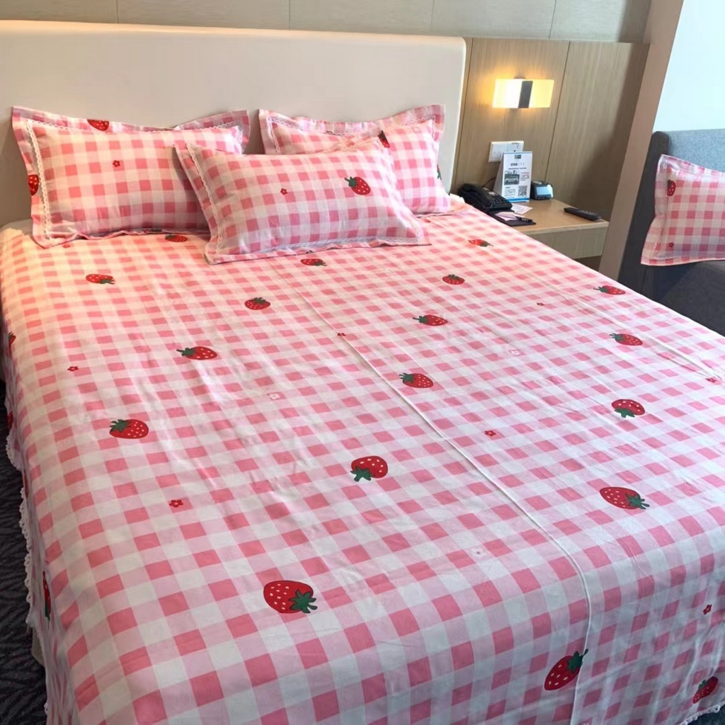 91家纺网 家纺一手货源 找家纺 仟网汇 2026新款老粗布蕾丝花边凉席席子三件套（无纺布手提包装） 草莓粉格