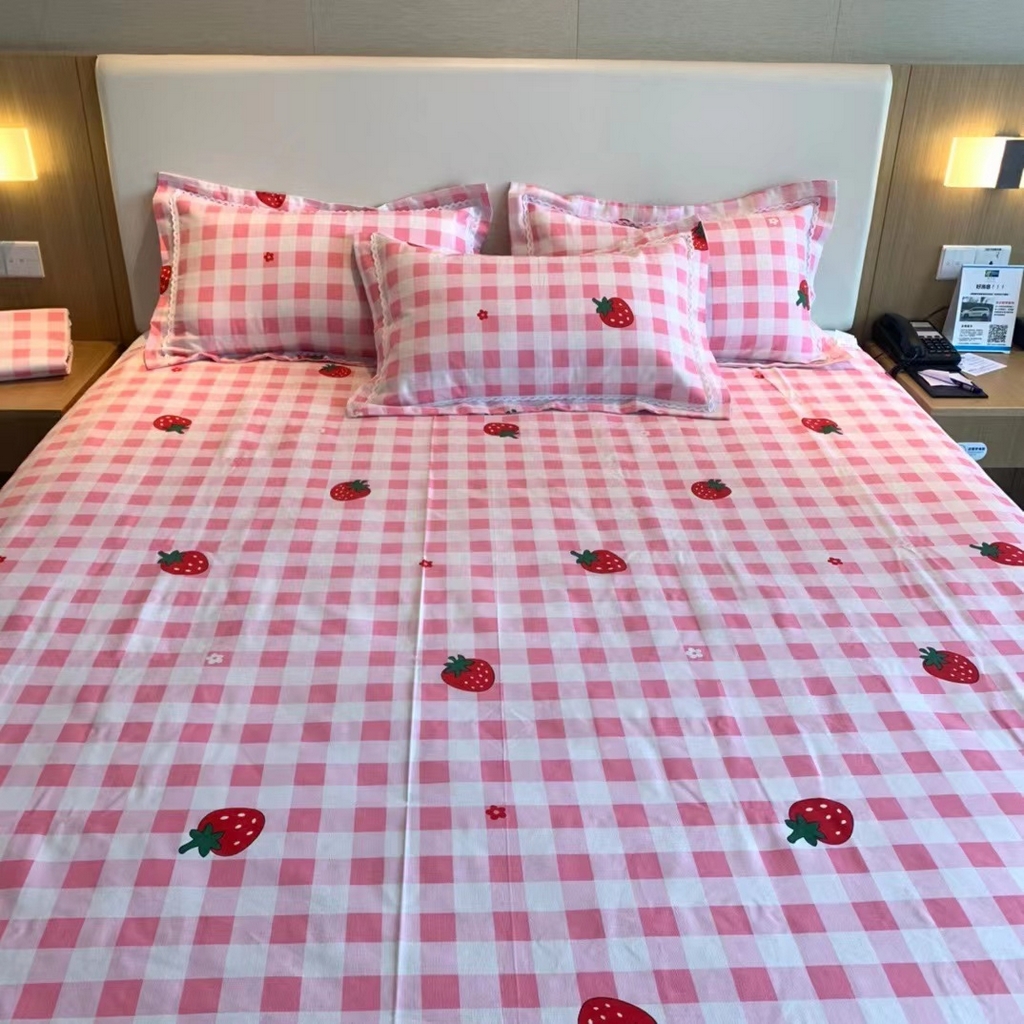 91家纺网 家纺一手货源 找家纺 仟网汇 2026新款老粗布蕾丝花边凉席席子三件套（无纺布手提包装） 草莓粉格