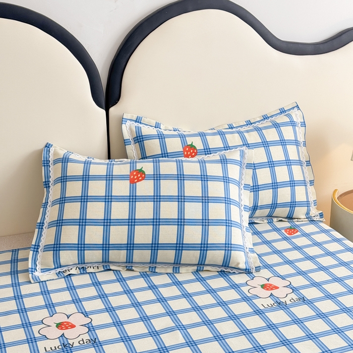 91家纺网 家纺一手货源 找家纺 仟网汇 2026新款老粗布蕾丝花边凉席席子三件套（无纺布手提包装） 幸运草莓