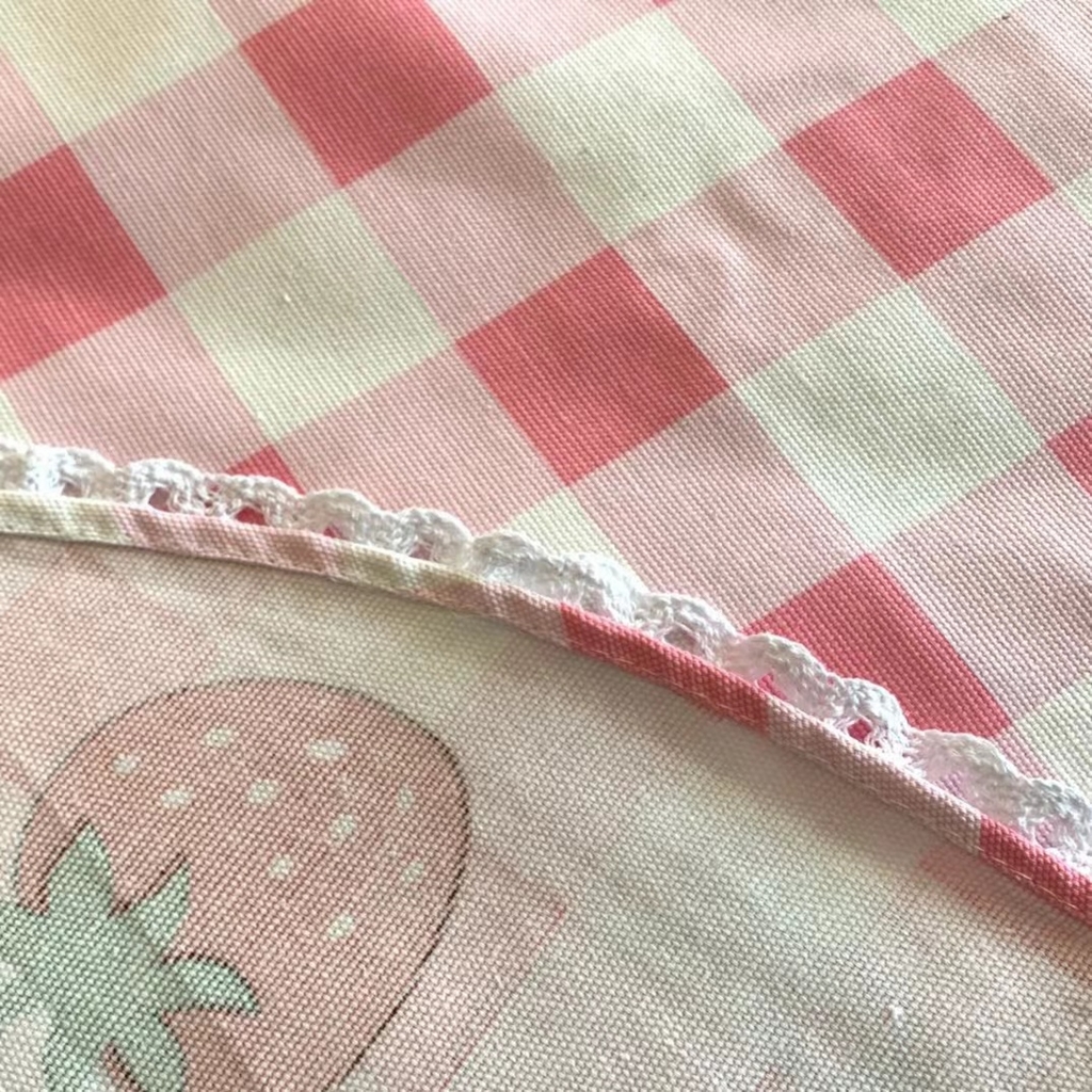 91家纺网 家纺一手货源 找家纺 仟网汇 2026新款老粗布蕾丝花边凉席席子三件套（无纺布手提包装） 草莓粉格