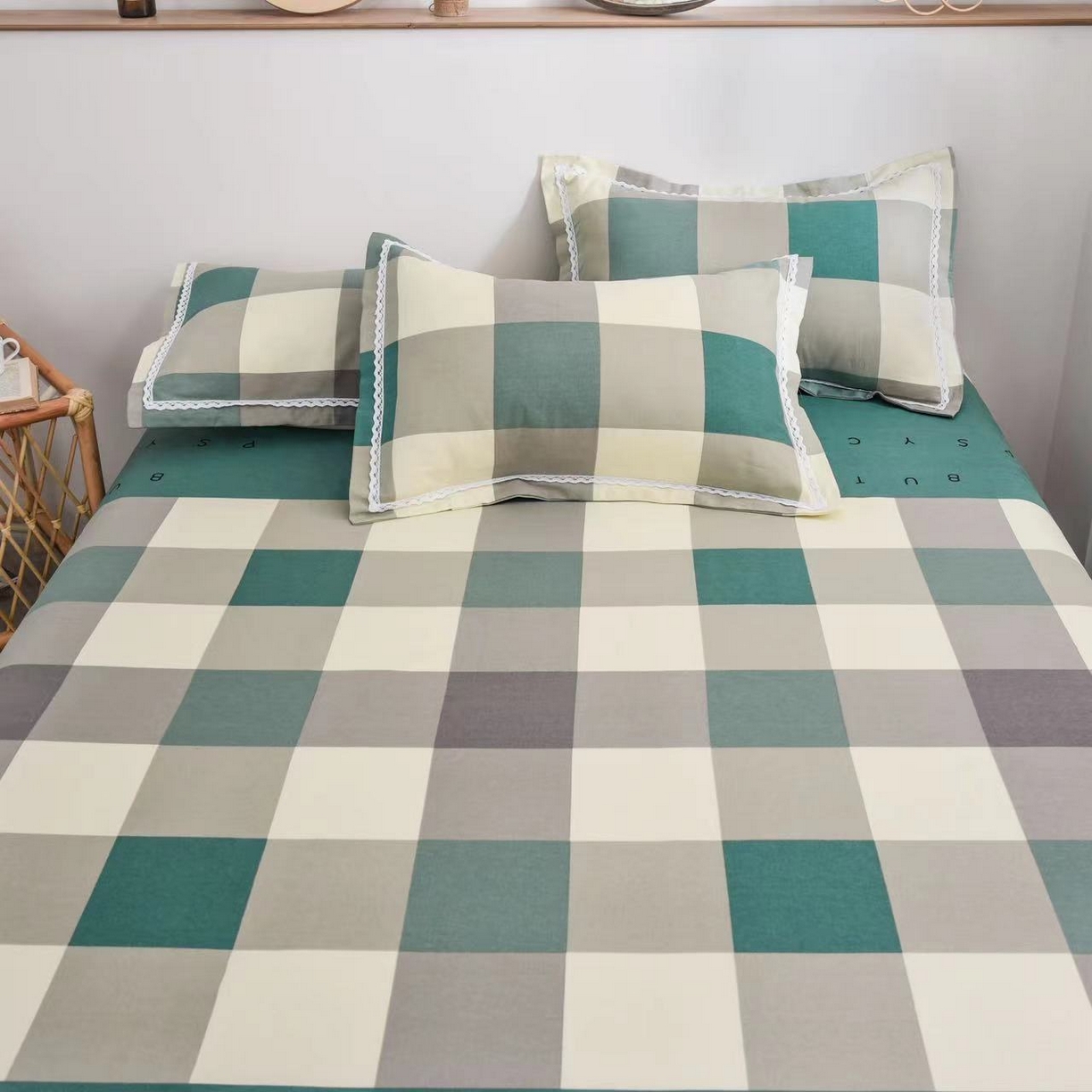 91家纺网 家纺一手货源 找家纺 仟网汇 2026新款老粗布蕾丝花边凉席席子三件套（无纺布手提包装） 绿格字母