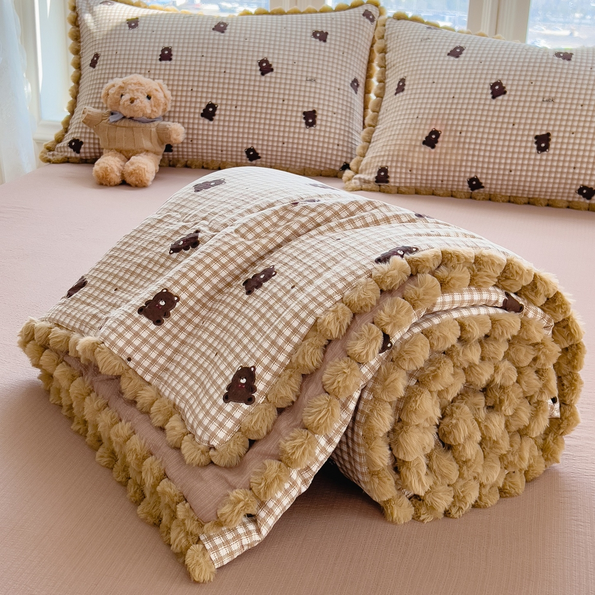 91家纺网 家纺一手货源 找家纺 宝士康家纺 2026新款10A抗菌毛球花边邹邹纱夏被 乐趣