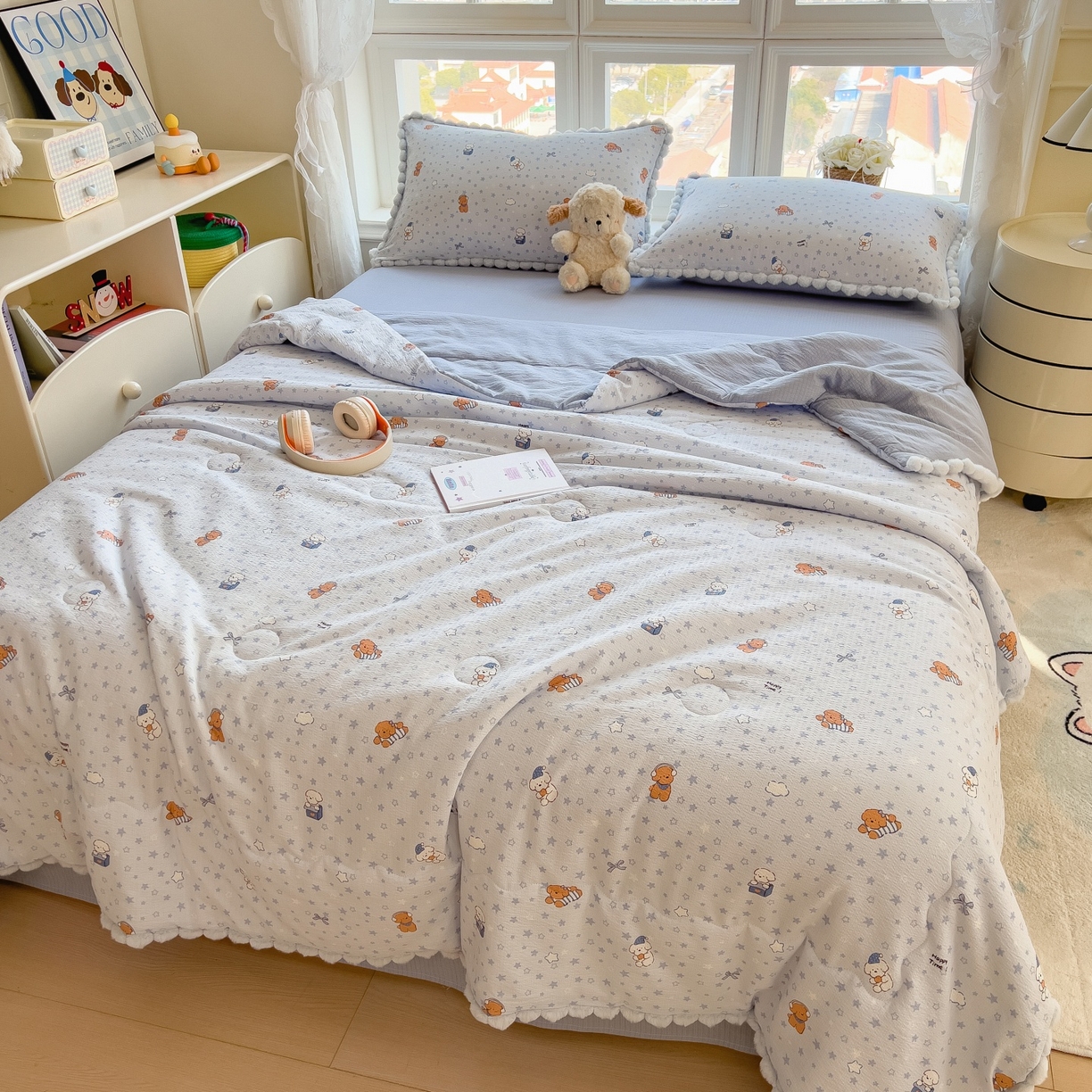 91家纺网 家纺一手货源 找家纺 宝士康家纺 2026新款10A抗菌毛球花边邹邹纱夏被 蓝星狗