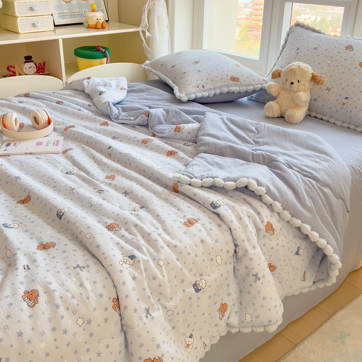 91家纺网 家纺一手货源 找家纺 宝士康家纺 2026新款10A抗菌毛球花边邹邹纱夏被 蓝星狗