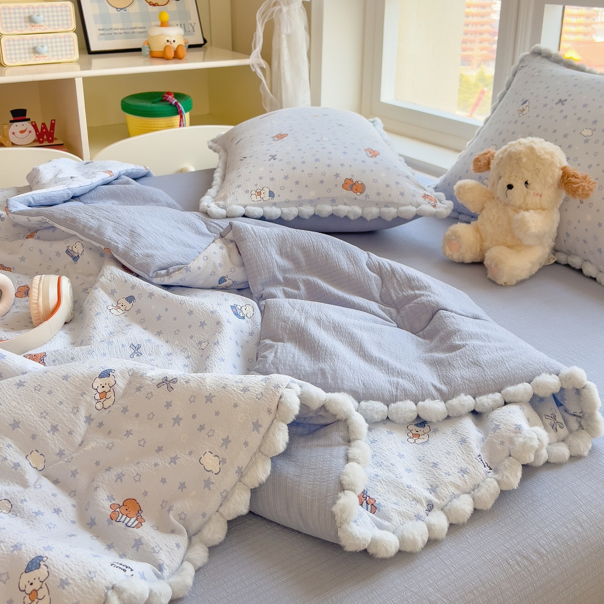 91家纺网 家纺一手货源 找家纺 宝士康家纺 2026新款10A抗菌毛球花边邹邹纱夏被 蓝星狗