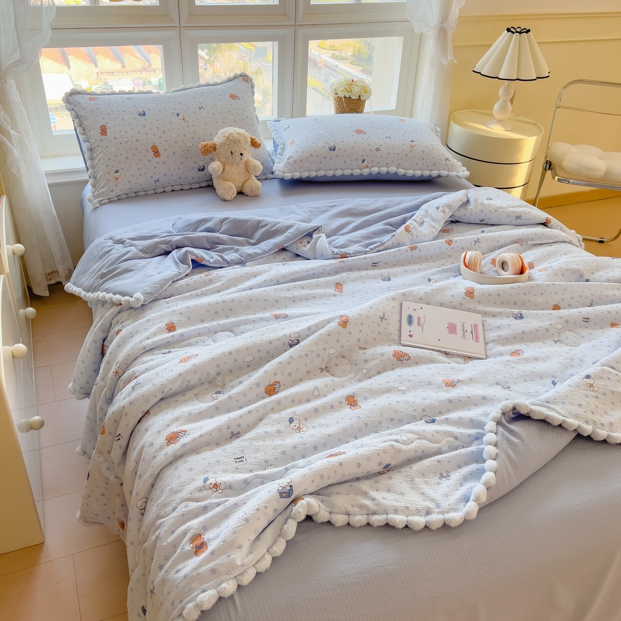 91家纺网 家纺一手货源 找家纺 宝士康家纺 2026新款10A抗菌毛球花边邹邹纱夏被 蓝星狗