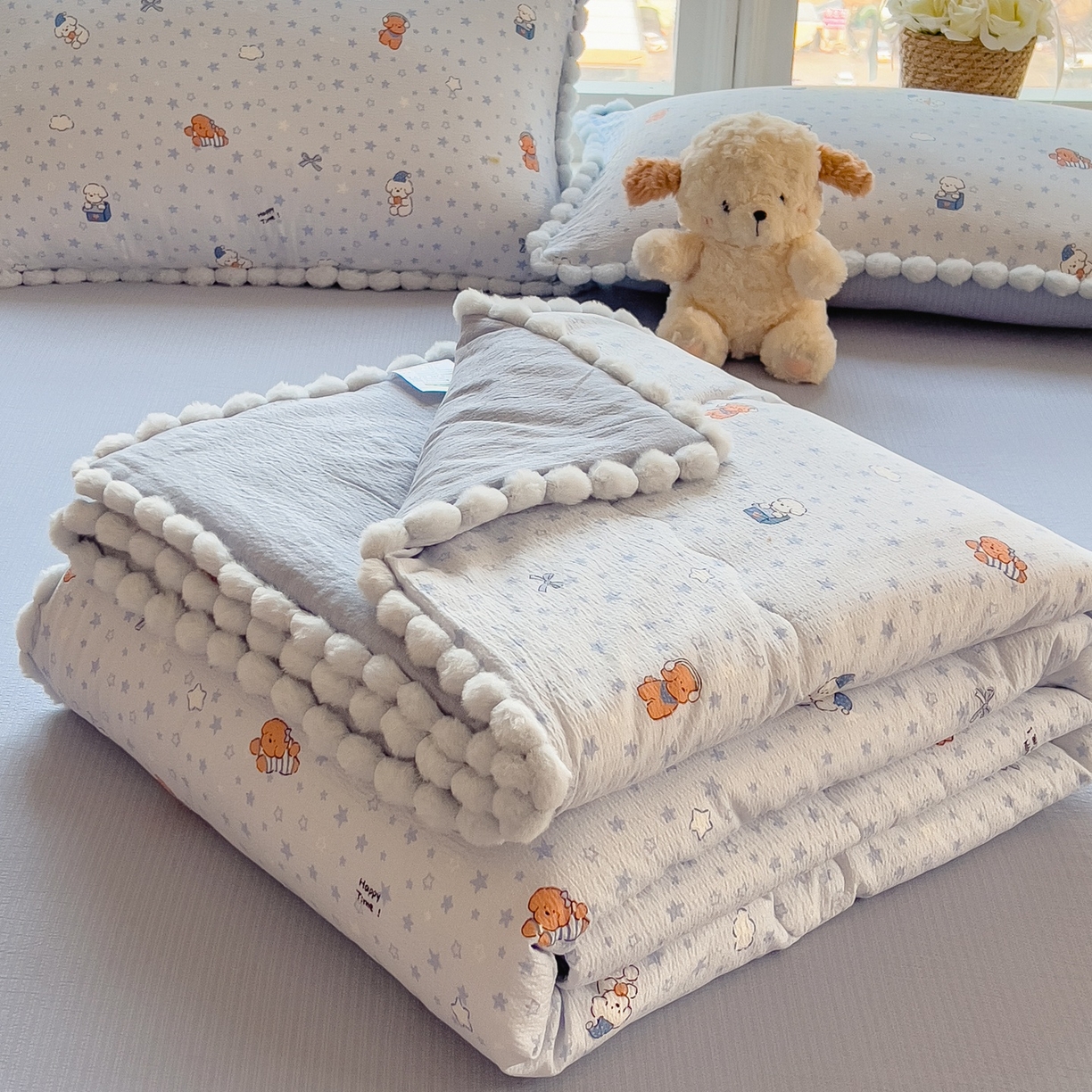 91家纺网 家纺一手货源 找家纺 宝士康家纺 2026新款10A抗菌毛球花边邹邹纱夏被 蓝星狗