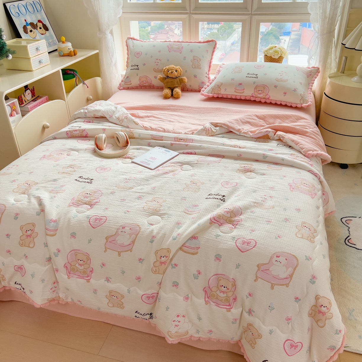 91家纺网 家纺一手货源 找家纺 宝士康家纺 2026新款10A抗菌毛球花边邹邹纱夏被 花乡小熊