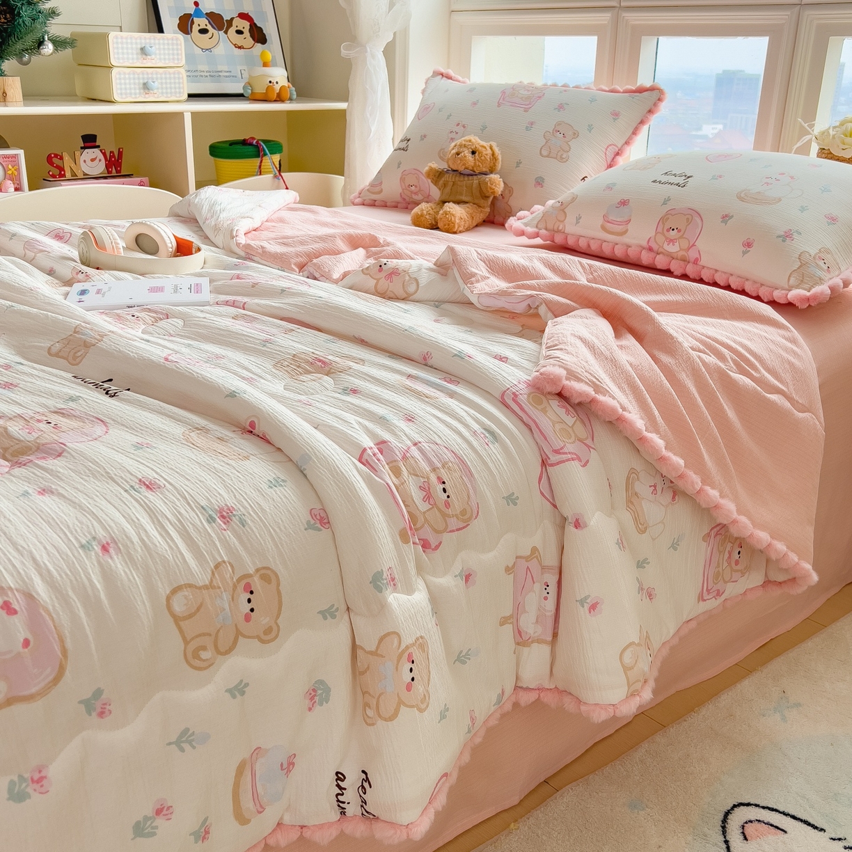 91家纺网 家纺一手货源 找家纺 宝士康家纺 2026新款10A抗菌毛球花边邹邹纱夏被 花乡小熊