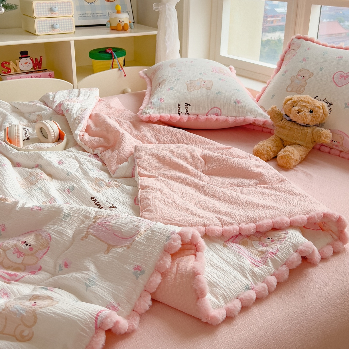 91家纺网 家纺一手货源 找家纺 宝士康家纺 2026新款10A抗菌毛球花边邹邹纱夏被 花乡小熊