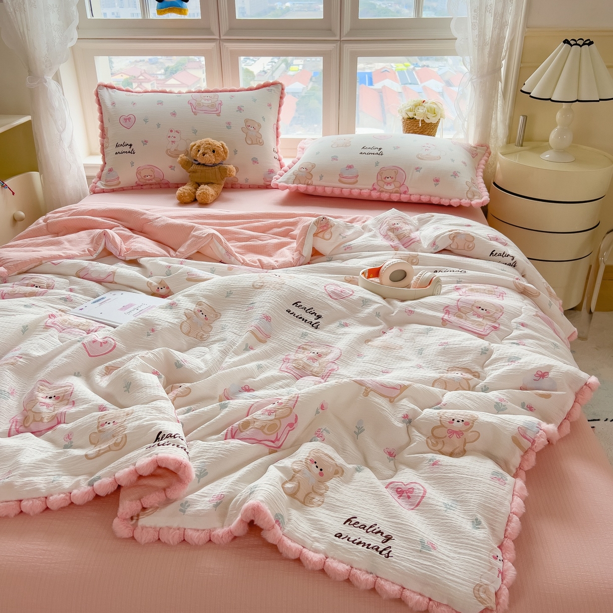 91家纺网 家纺一手货源 找家纺 宝士康家纺 2026新款10A抗菌毛球花边邹邹纱夏被 花乡小熊