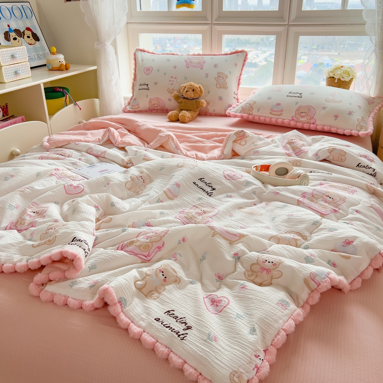 91家纺网 家纺一手货源 找家纺 宝士康家纺 2026新款10A抗菌毛球花边邹邹纱夏被 花乡小熊