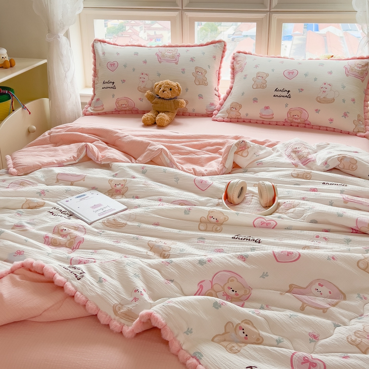 91家纺网 家纺一手货源 找家纺 宝士康家纺 2026新款10A抗菌毛球花边邹邹纱夏被 花乡小熊