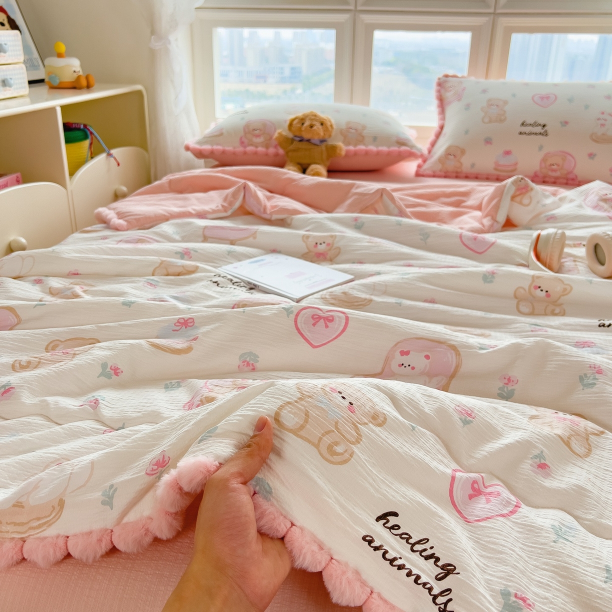 91家纺网 家纺一手货源 找家纺 宝士康家纺 2026新款10A抗菌毛球花边邹邹纱夏被 花乡小熊