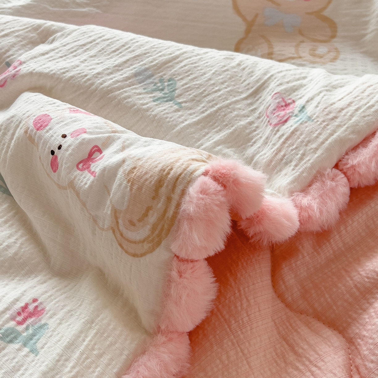 91家纺网 家纺一手货源 找家纺 宝士康家纺 2026新款10A抗菌毛球花边邹邹纱夏被 花乡小熊