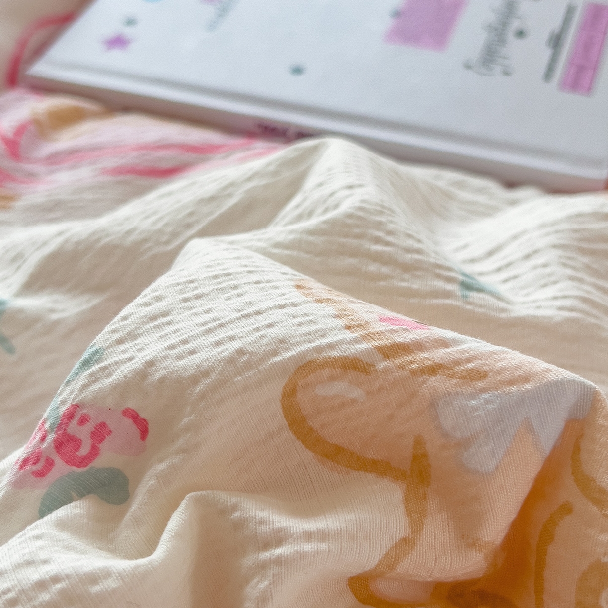 91家纺网 家纺一手货源 找家纺 宝士康家纺 2026新款10A抗菌毛球花边邹邹纱夏被 花乡小熊