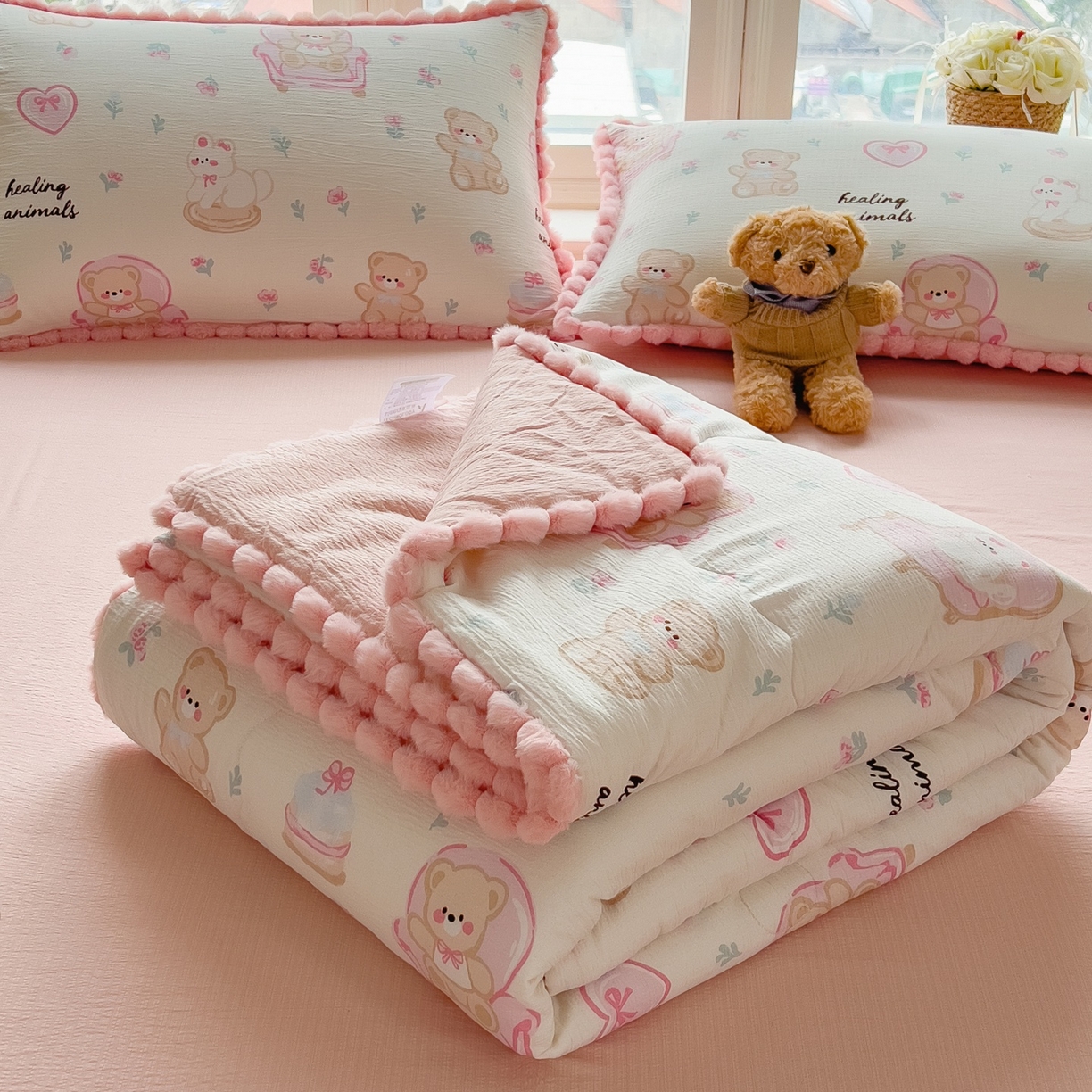 91家纺网 家纺一手货源 找家纺 宝士康家纺 2026新款10A抗菌毛球花边邹邹纱夏被 花乡小熊