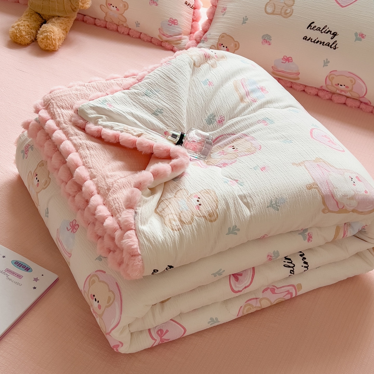 91家纺网 家纺一手货源 找家纺 宝士康家纺 2026新款10A抗菌毛球花边邹邹纱夏被 花乡小熊