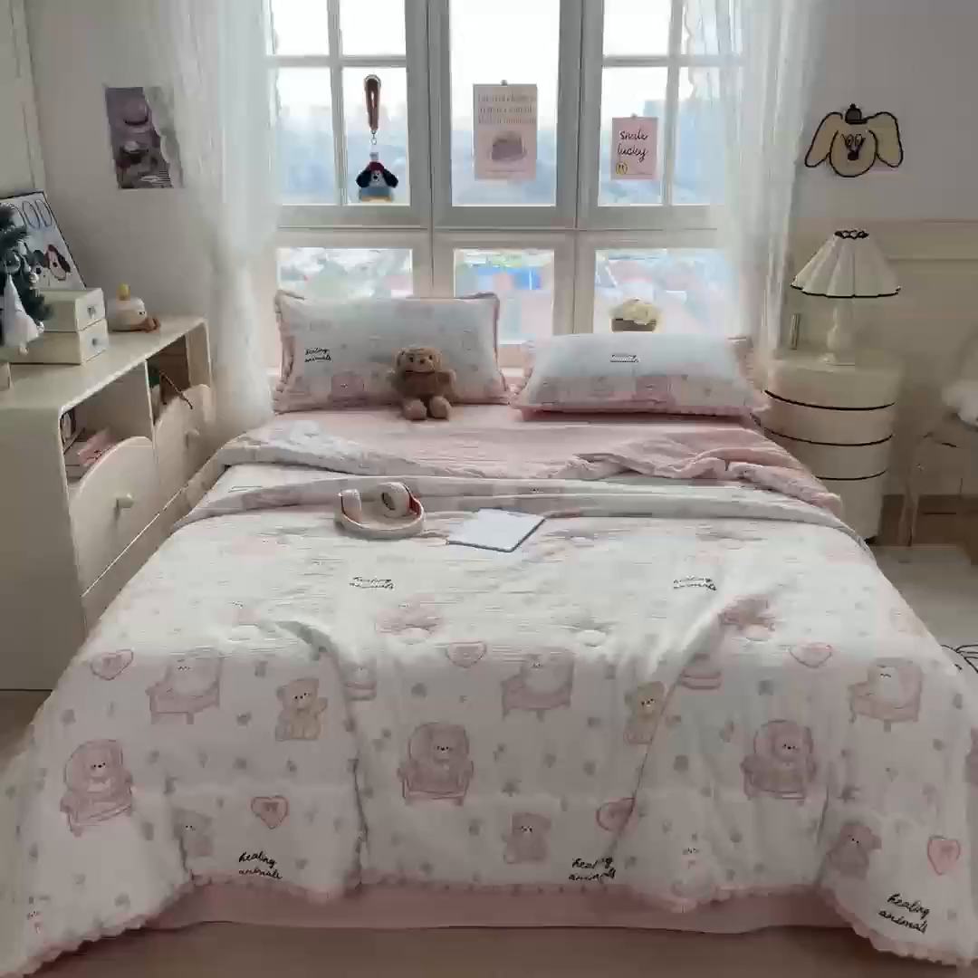 91家纺网 家纺一手货源 找家纺 宝士康家纺 2026新款10A抗菌毛球花边邹邹纱夏被 花乡小熊