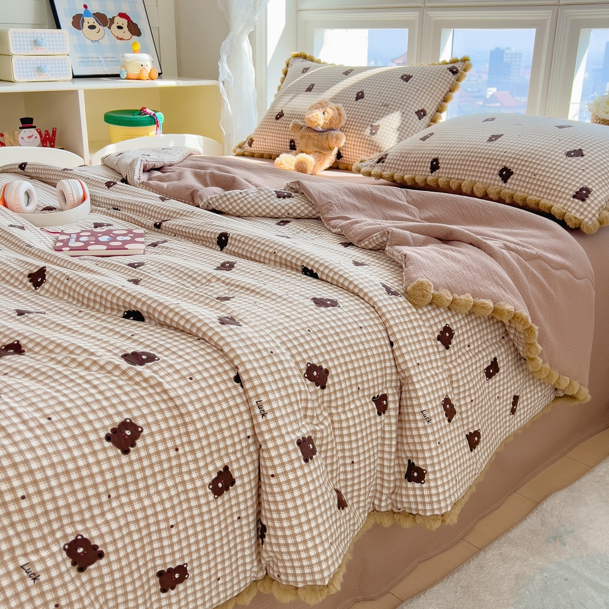 91家纺网 家纺一手货源 找家纺 宝士康家纺 2026新款10A抗菌毛球花边邹邹纱夏被 乐趣