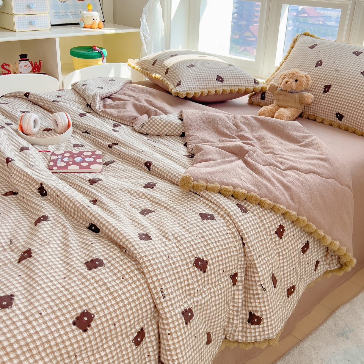 91家纺网 家纺一手货源 找家纺 宝士康家纺 2026新款10A抗菌毛球花边邹邹纱夏被 乐趣