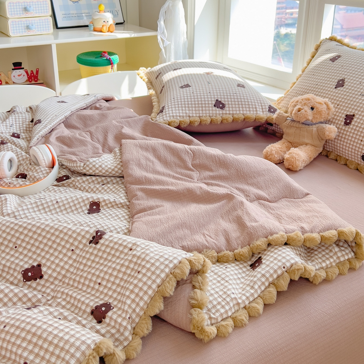 91家纺网 家纺一手货源 找家纺 宝士康家纺 2026新款10A抗菌毛球花边邹邹纱夏被 乐趣